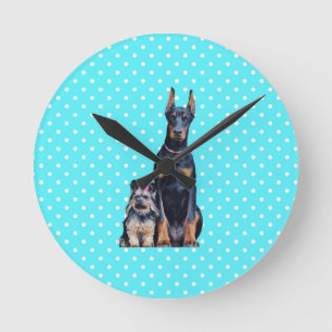 Yorkshire Terrier Doberman Blue Polka Dots Runde Wanduhr