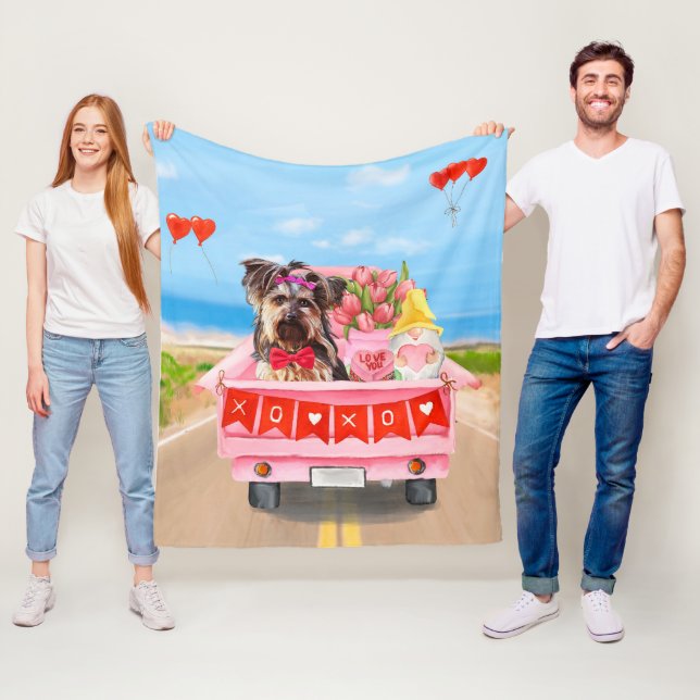Yorkshire Terrier Dog Valentine's Day Truck Fleecedecke (Beispiel)