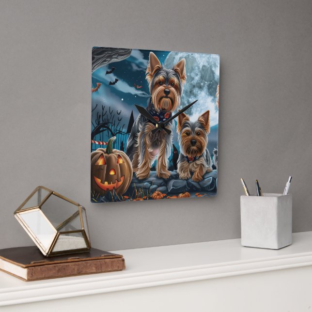 Yorkshire Terrier Halloween Spooky Quadratische Wanduhr (Büro)