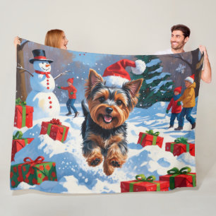 Yorkshire Terrier im Schnee mit Weihnachtsmütze Fleecedecke