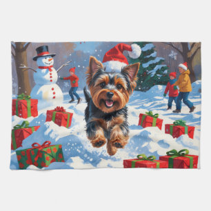 Yorkshire Terrier im Schnee mit Weihnachtsmütze Geschirrtuch