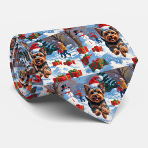 Yorkshire Terrier im Schnee mit Weihnachtsmütze Krawatte
