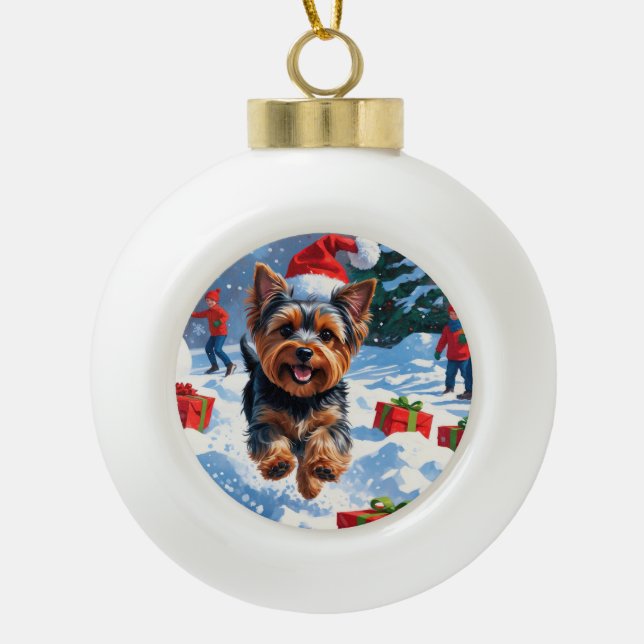Yorkshire Terrier in Snow mit Weihnachtshut Keramik Kugel-Ornament (Vorderseite)