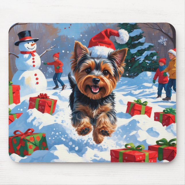 Yorkshire Terrier in Snow mit Weihnachtshut Mousepad (Vorne)