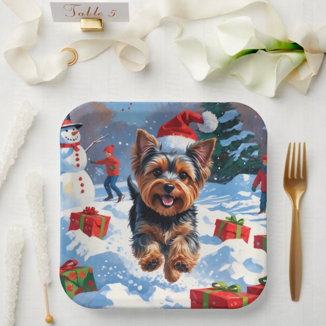 Yorkshire Terrier in Snow mit Weihnachtshut Pappteller (Hochzeit)