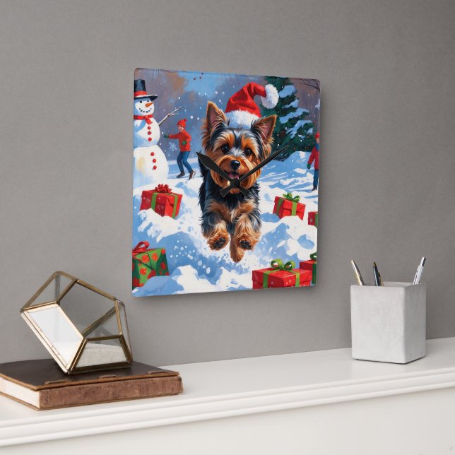 Yorkshire Terrier in Snow mit Weihnachtshut Quadratische Wanduhr (Büro)
