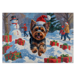 Yorkshire Terrier in Snow mit Weihnachtshut Schneidebrett
