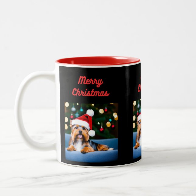 Yorkshire Terrier, mit einer Weihnachtsmannmütze a Zweifarbige Tasse (Links)