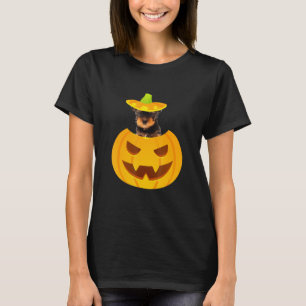 Yorkshire Terrier pinkelt aus der Kürbislaterne T-Shirt