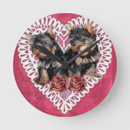 Yorkshire Terrier Puppies Valentines Runde Wanduhr