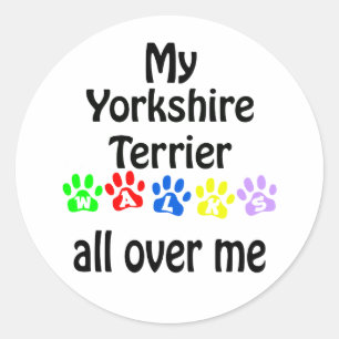 Yorkshire Terrier Walks Design Runder Aufkleber