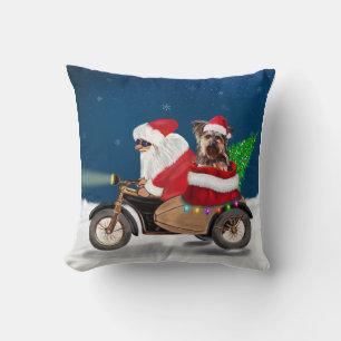 Yorkshire Terrier's Ride Santa Claus auf dem Motor Kissen