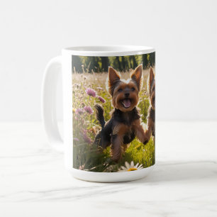 Yorkshire Terriers spielen im Gras Kaffeetasse