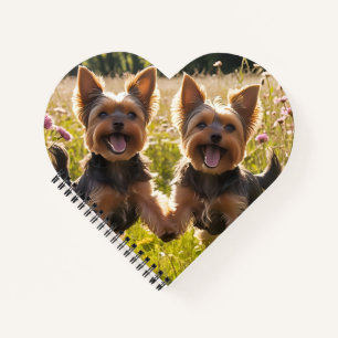 Yorkshire Terriers spielen im Gras Notizbuch