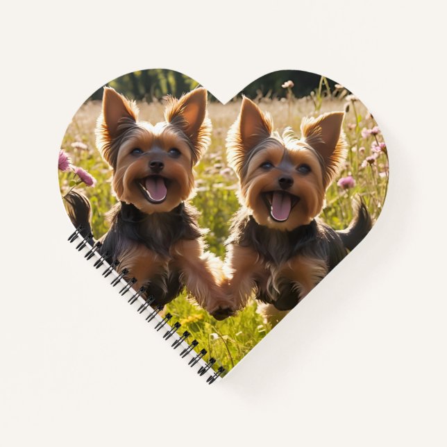 Yorkshire Terriers spielen im Gras Notizbuch (Vorderseite)