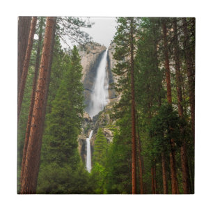 Yosemite Falls durch den Wald Fliese