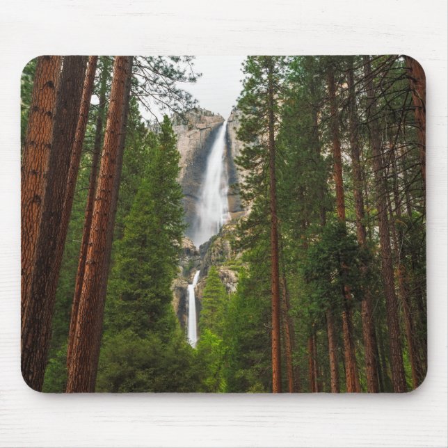 Yosemite Falls durch den Wald Mousepad (Vorne)