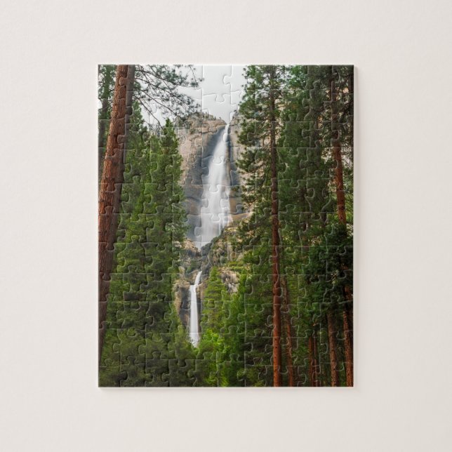 Yosemite Falls durch den Wald Puzzle (Vertikal)