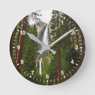 Yosemite Falls durch den Wald Runde Wanduhr
