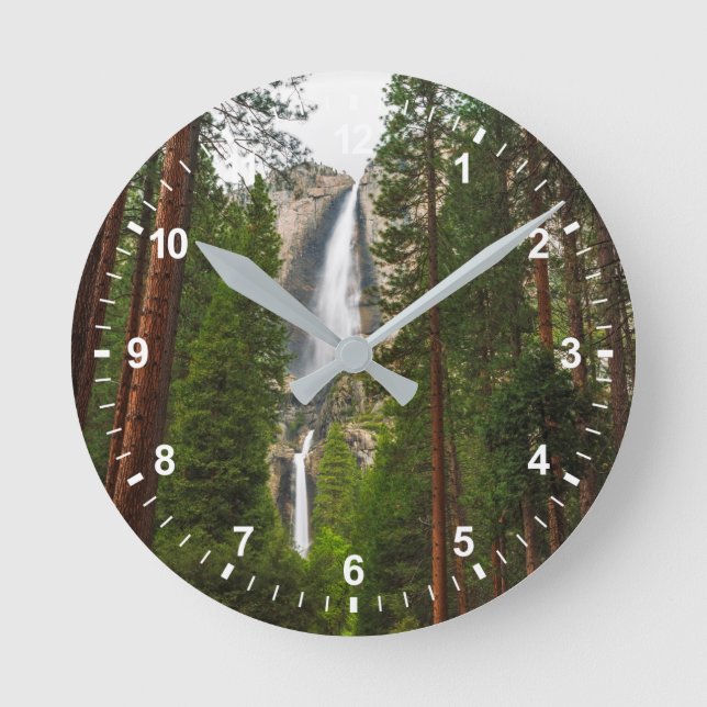 Yosemite fällt durch den Wald Runde Wanduhr (Vorderseite)