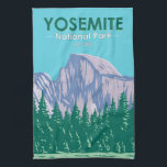 Yosemite National Park Halb Dome California Geschirrtuch<br><div class="desc">Yosemite Vektorgrafik Design. Der Park ist berühmt für seine riesigen,  alten Sequoia-Bäume und für Tunnel View,  die ikonische Aussicht auf den Turm Bridalveil Fall und die Granitfelsen von El Capitan und Half Dome.</div>