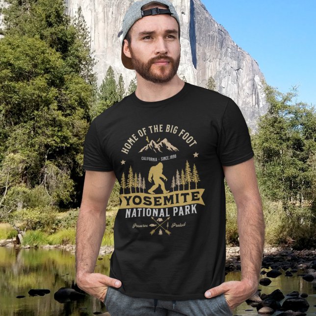 Yosemite National Park Home of the Big Foot T-Shirt (Von Creator hochgeladen)