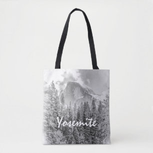 Yosemite's Half Dome im Winter mit Yosemite Text