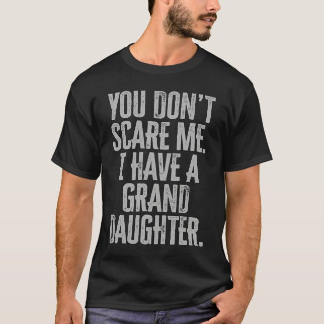 You Dont Scare Me I Have A Granddaughter T-Shirt (Vorderseite)