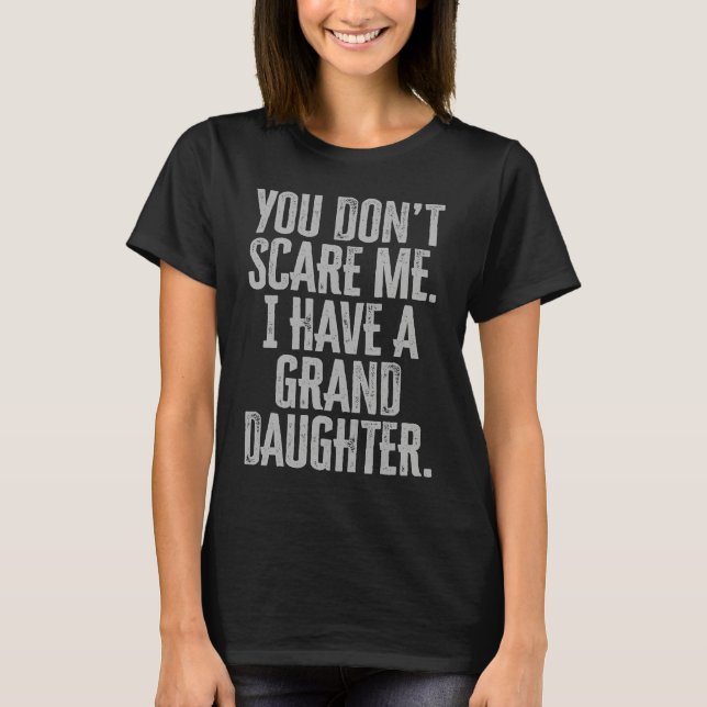 You Dont Scare Me I Have A Granddaughter T-Shirt (Vorderseite)