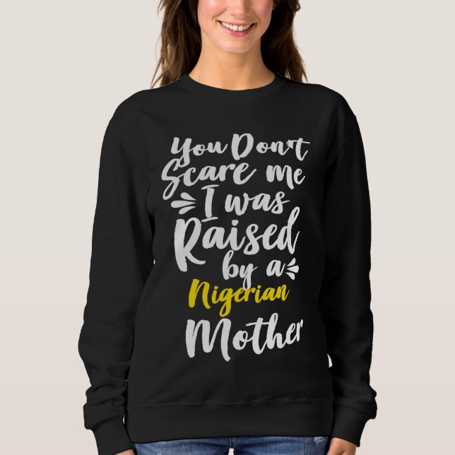 You Don't Scare Me I Was Raised By A Nigerian Sweatshirt (Vorderseite)