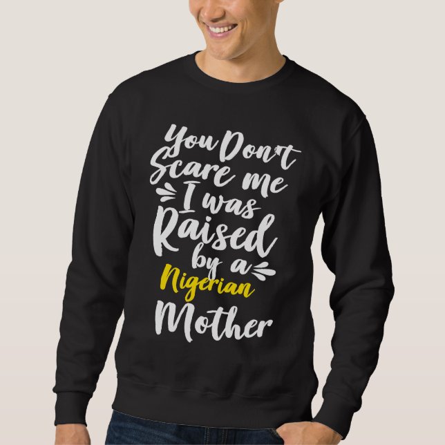 You Don't Scare Me I Was Raised By A Nigerian Sweatshirt (Vorderseite)