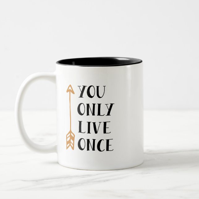 You Only Live Once - YOLO Arrow Design for T-Shirt Zweifarbige Tasse (Links)