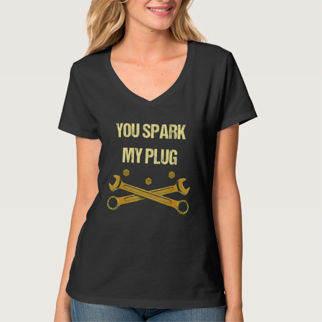 You Spark My Plug  Mechanic Humor Car Repair Memes T-Shirt (Vorderseite)