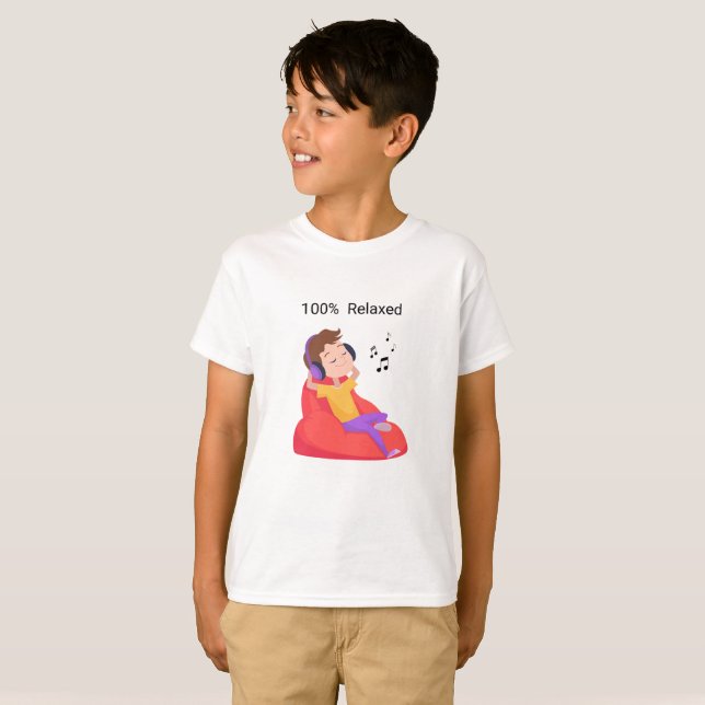Young boy listens to music T-Shirt (Vorne ganz)
