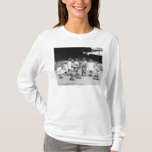 Young Boys und Mädchen auf dem Baseball-Feld T-Shirt