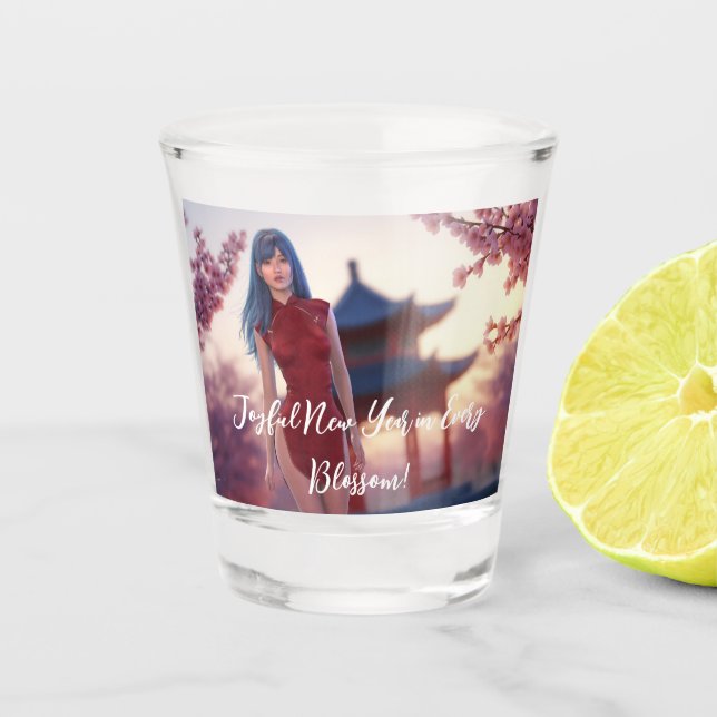 Young Cheongsam Beauty Posing für chinesisches Neu Schnapsglas (Vorderseite)