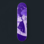 Young Couple küsst ihn und ihr romantisches Lila Skateboard<br><div class="desc">Dieses lustige Skateboard mit einigen küssenden Bildern würde ein wunderbares Geschenk für jemanden machen,  der Skateboard ist!</div>