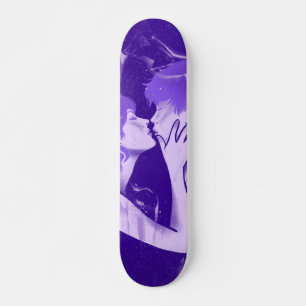 Young Couple küsst ihn und ihr romantisches Lila Skateboard
