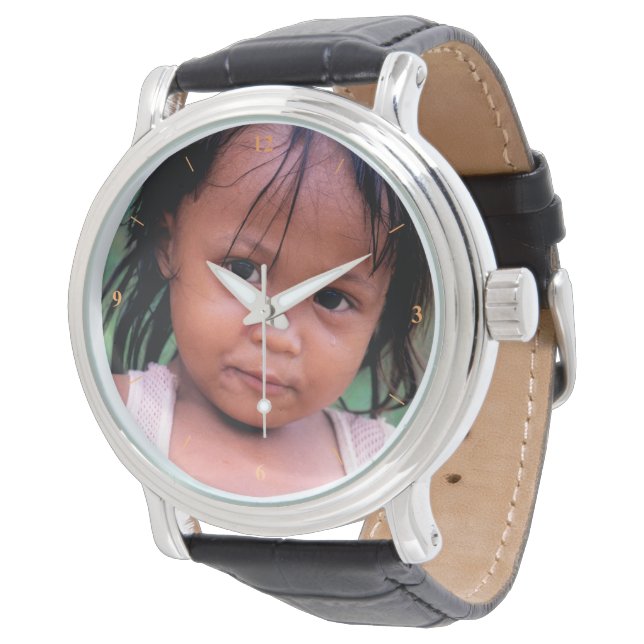 Young Filippino Lady Armbanduhr (Schrägansicht)