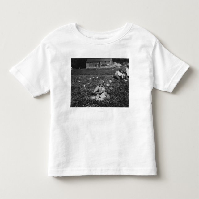 Young Girl Picking Cranberries Fotografie Kleinkind T-shirt (Vorderseite)