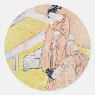 Young Girl Throws Goldfish zu Pond-Aufklebern Runder Aufkleber