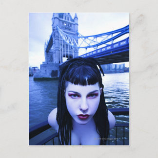 Young Goth Frau lehnt sich andeutend nahe Tower Postkarte