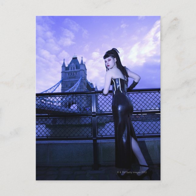 Young Goth woman bei Tower Bridge, London Postkarte (Vorderseite)