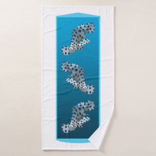 Young Grouper - Designgradientenblau Badehandtuch