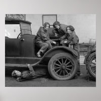 Young Lady Auto Mechanics, 1927. Vintages Foto