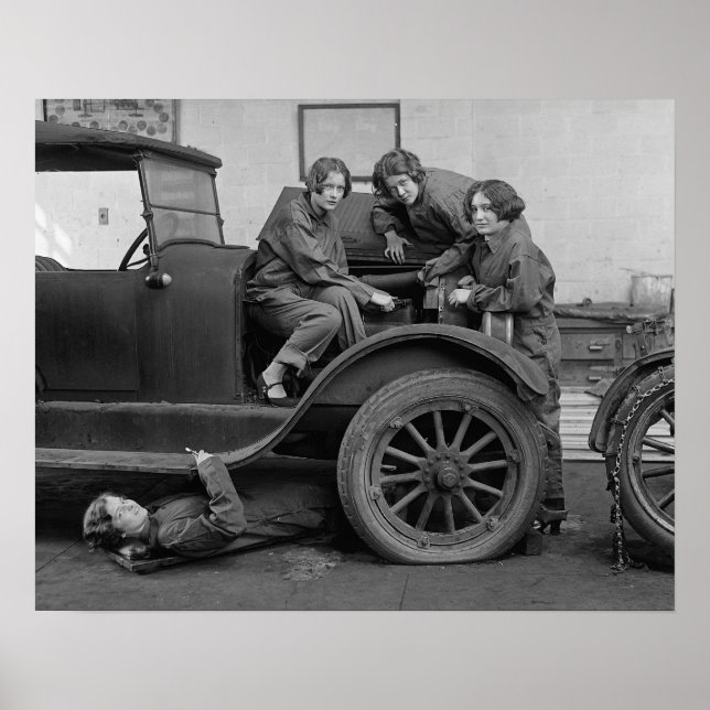 Young Lady Auto Mechanics, 1927. Vintages Foto Poster (Vorne)