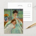 Young Mother Näwing | Mary Cassatt Postkarte<br><div class="desc">Young Mother Sewing (1900) von der amerikanischen Impressionistin Mary Cassatt. Original-Kunstwerk ist ein Ölgemälde auf Leinwand. Das Portrait zeigt eine Mutter,  die von Hand näht,  während sich ihr kleines Kind nah auf den Schoß lehnt. Verwenden Sie die Entwurfstools,  um einen benutzerdefinierten Text hinzuzufügen oder das Bild zu personalisieren.</div>