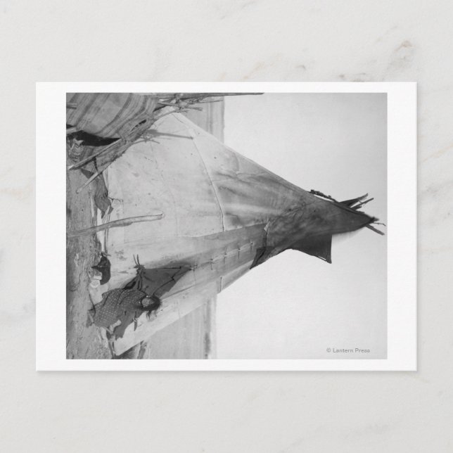 Young Oglala Indian Girl mit Welpe außerhalb von T Postkarte (Vorderseite)