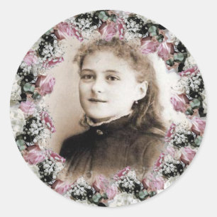 Young Saint Therese Rose Runder Aufkleber