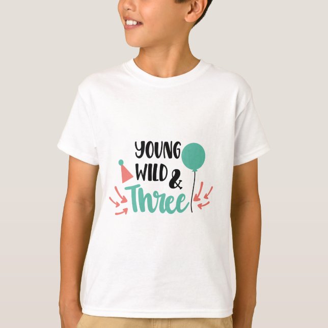 Young, Wild & Three - Cute 3rd Birthday Design T-Shirt (Vorderseite)